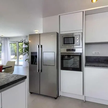 Flavia With Private Pool, Close To The Beach Villa Medulin
