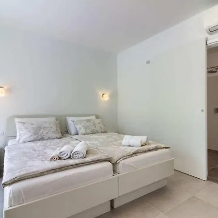 Flavia With Private Pool, Close To The Beach Medulin